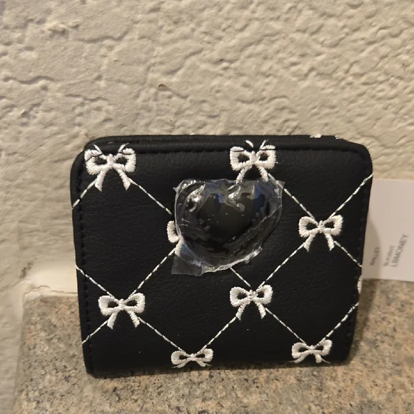 Betsey Johnson Black Quilted Wallet with Bow Accents Nwt - Picture 2 of 4